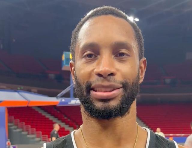 fb体育官方网站-弗格：上一场比赛我们自己出了问题；生日愿望是今晚拿下广州